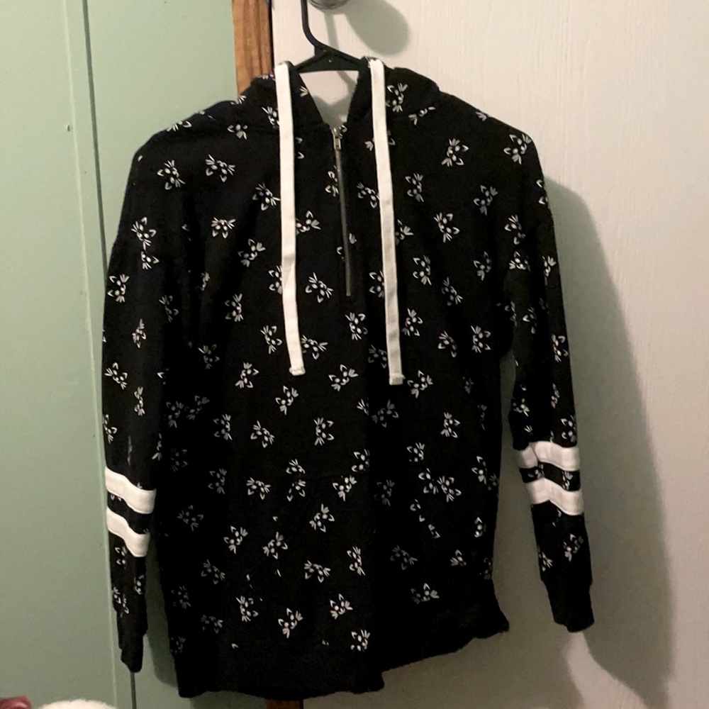 No boundaries, small/Child size 3-5. Hooded jacket.